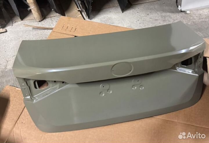 6440102F20 Крышка багажника новая Corolla18-25