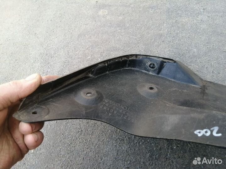 Брызговик передний правый Toyota Land Cruiser 200