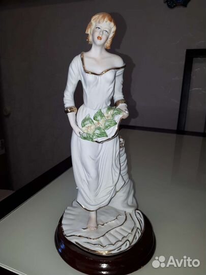 Фарфоровая статуэтка винтаж Европа
