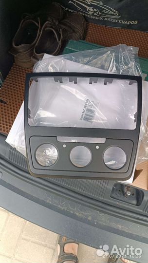 Рамка магнитолы skoda yeti