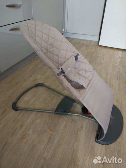 Кресло-шезлонг детское Baby Bjorn 0+ (с игрушкой)