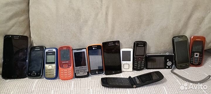 Набор сенсорных, кнопочных телефонов