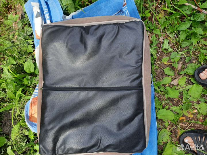 Лежанка для животных новая, на замках