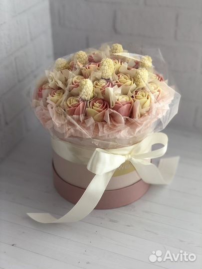 Шоколадные розы букет, букет в шляпной коробке