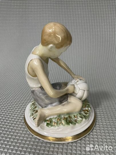 Фарфоровые статуэтки СССР чудово. Мальчик с мячом