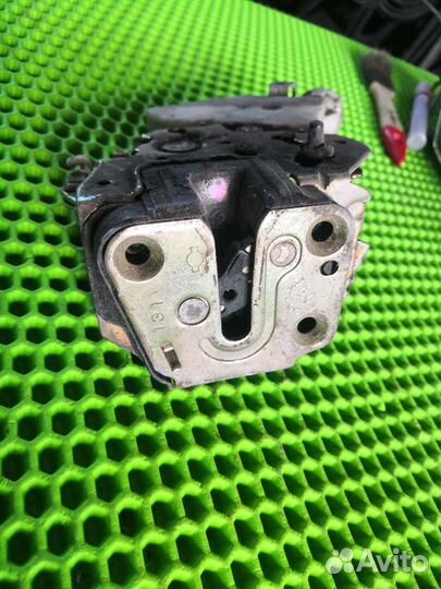 Замок двери задний левый Ниссан тино