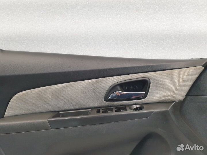 Обшивка двери передняя левая Chevrolet Cruze 1.6