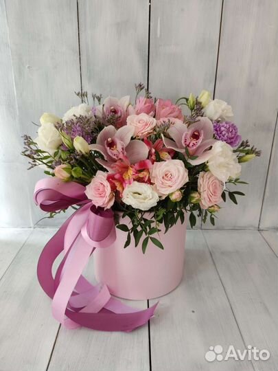 Коробка с орхидеями, эустомой и розами