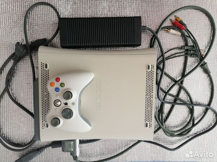 Xbox 360 с дисками игр