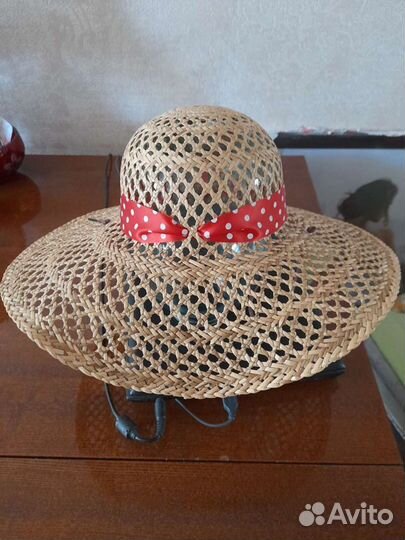 Шляпа женская соломенная, смотрится шикарно