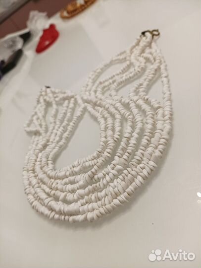 Бусы из белого коралла