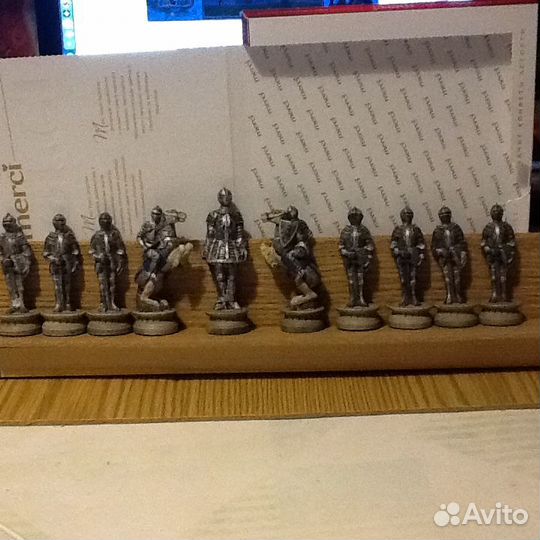 Средневековые рыцари в доспехах шахматные фигурки