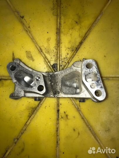 Кронштейн двигателя Peugeot Partner B9 DV6 9HZ