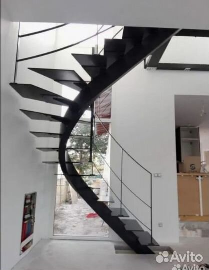 Из листового металла лестница на металлокаркасе
