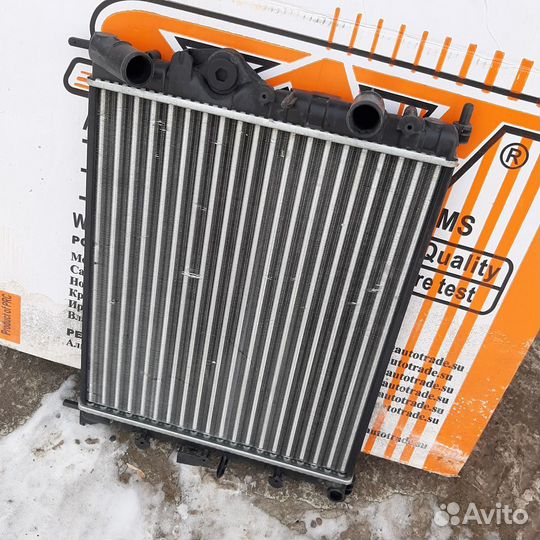 Радиатор охлаждения Renault Logan