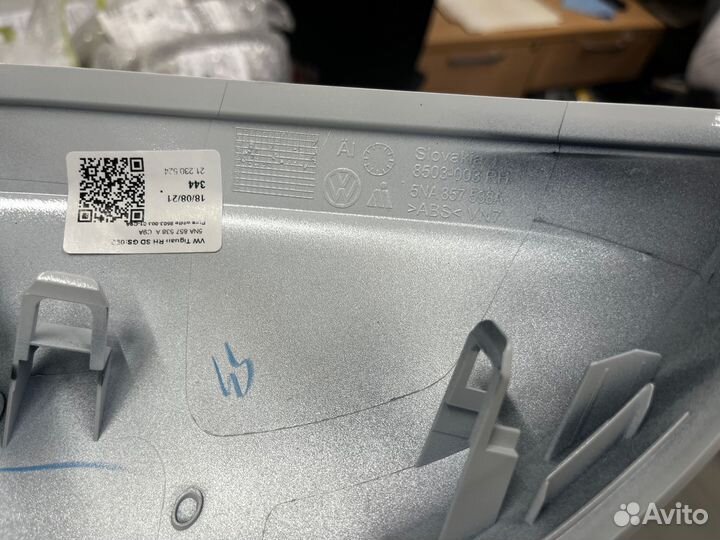 Накладка зеркала левая Volkswagen Tiguan