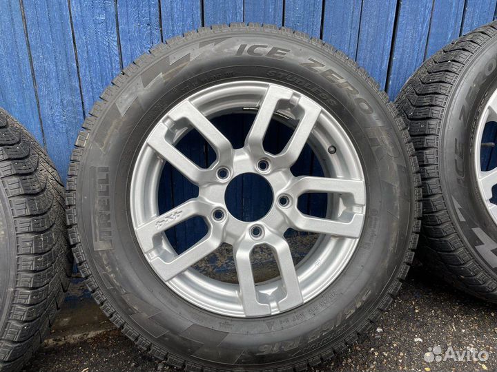 Pirelli Ice Zero FR 215/65 R16