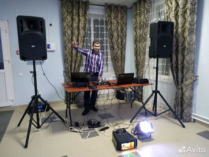 Звукорежиссер со своей аппаратурой, диджей, DJ