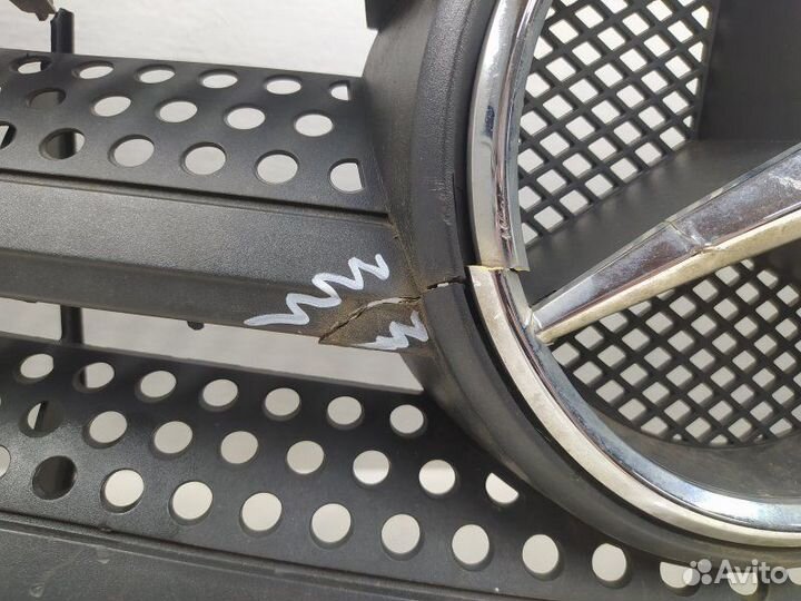 Б/У Б/У Решетка радиатора Небольшая вмятина.Дефект