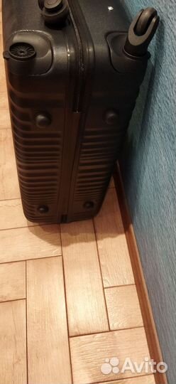 Чемоданы чёрные на колёсах