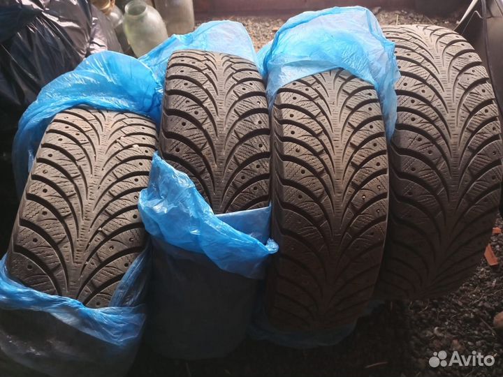 Goodyear UltraGrip Extreme 215/65 R16