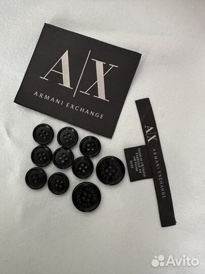 Пуговицы и бирки Armani Exchange