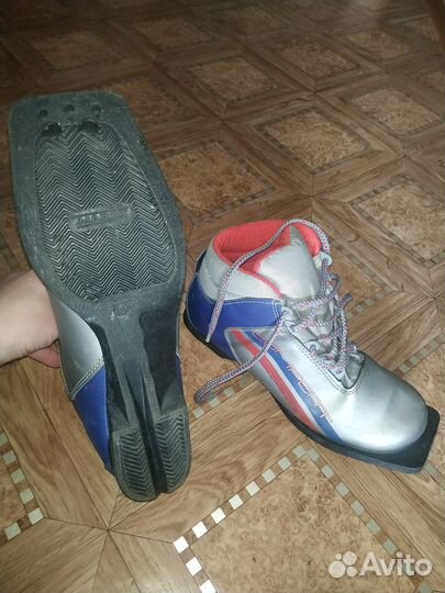 Продам лыжи с палками и лыжные ботинки