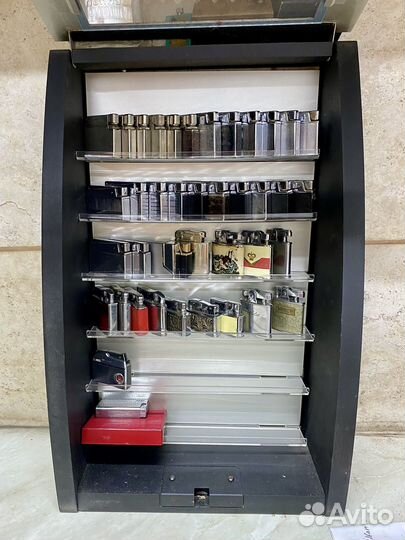 Стенд и футляры для хранения зажигалок Dunhill