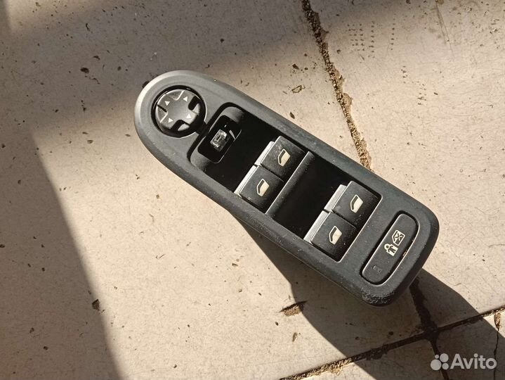 Блок управления стеклоподъемниками Peugeot 308