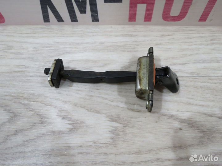 Ограничитель двери задний правый Kia Rio 4