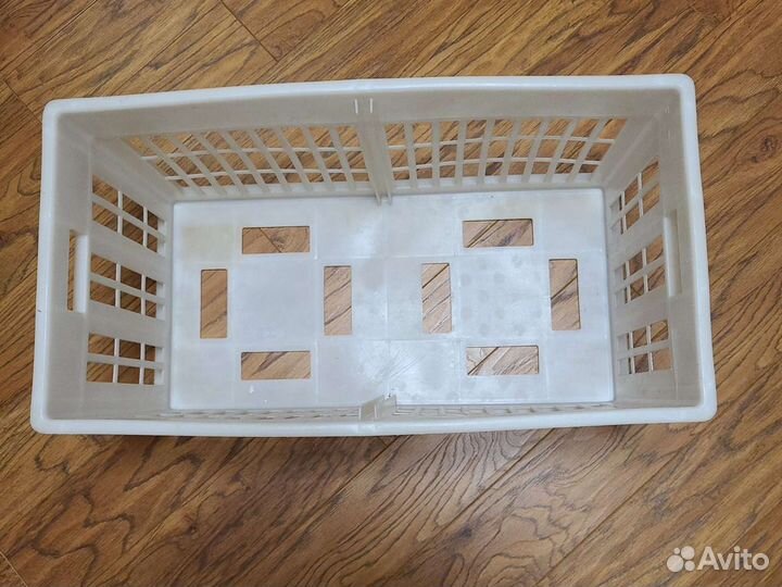 Пластиковый ящик