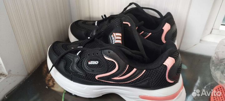 Кроссовки женские новые