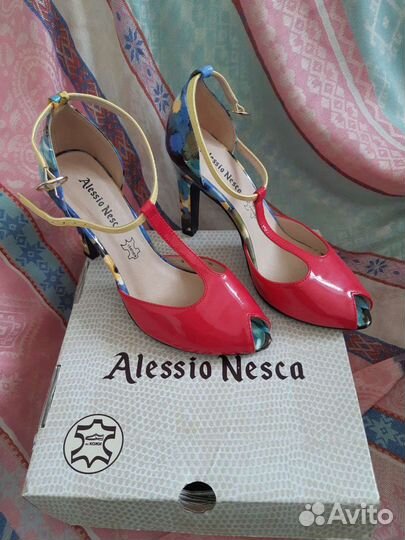 Яркие летние босоножки женские и черные эффектные