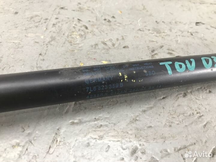 Амортизатор капота Volkswagen Touareg 7L BMV 2006