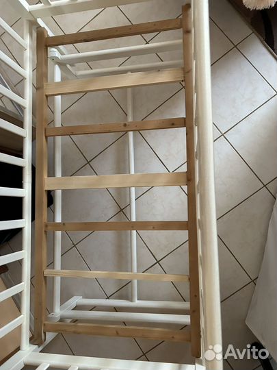 Детская кроватка с маятником