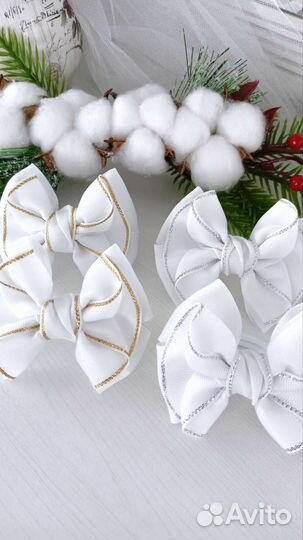 Белые бантики с люрексом на резинке