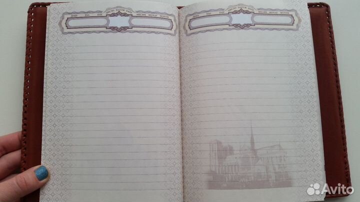 Блокнот в кожаной обложке иллюстрирован