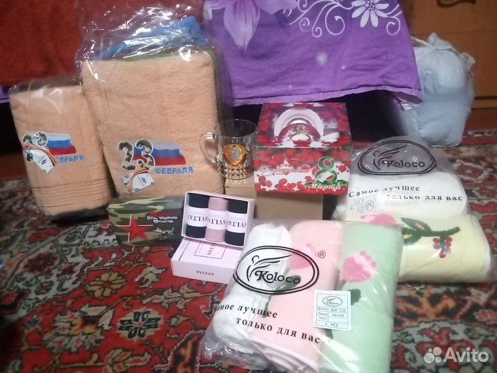 Полотенце, стаканы, носки подарочные