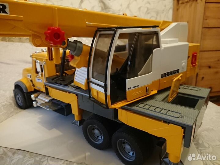 Автокран mack (производство bruder) 1:16