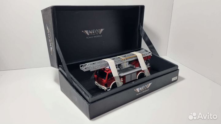 Модель Mercedes-Benz 1422 пожарный с лестницей