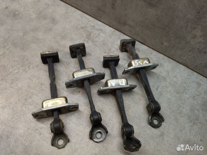 Ограничитель двери Nissan Skyline V35 VQ25DD 2002