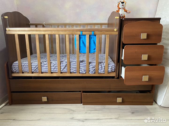 Детская кроватка с маятником