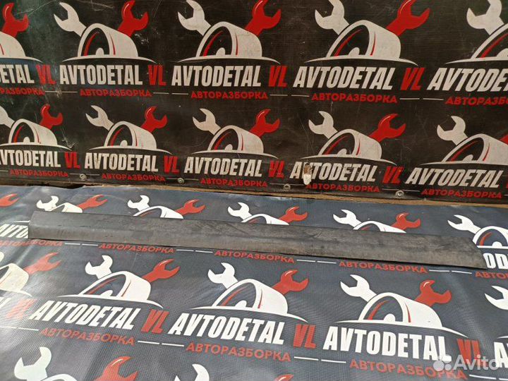 Молдинг двери передний левый Volkswagen Passat B5