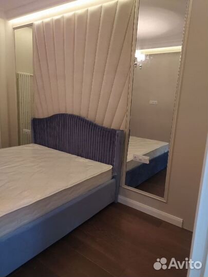 Мягкие стеновые панели, кровать с изголовьем