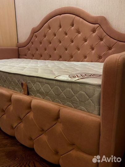 Детская кровать с бортиками и изголовьем