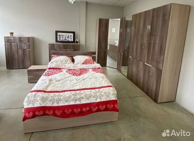 Спальный гарнитур с древесной фактурой в наличии