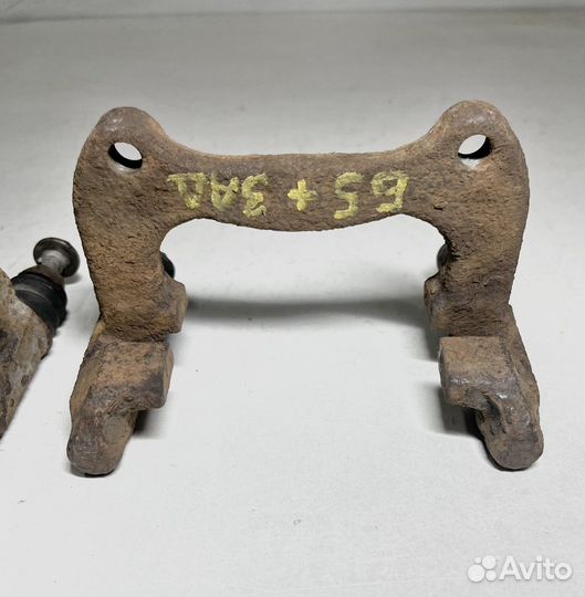 Скоба суппорта задняя VW Passat B5+