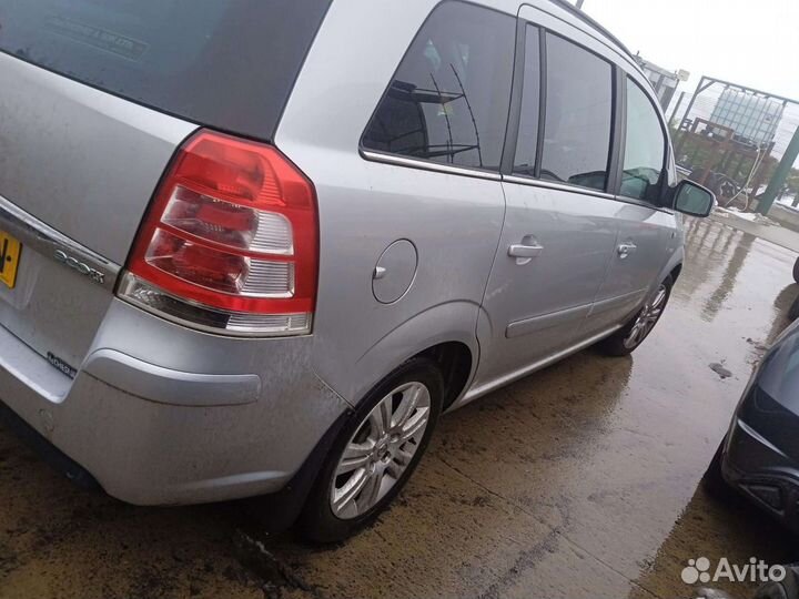 Фонарь задний правый opel zafira B 2009