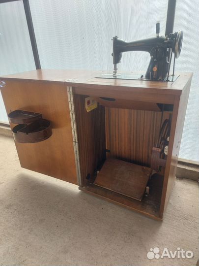 Швейная машинка с тумбой