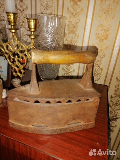 Старинный угольный утюг